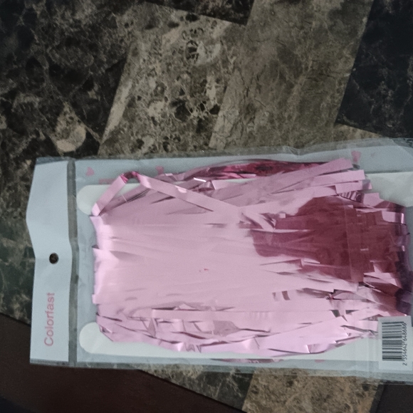 Pink foil curtain streamer - Picture 3 of 4